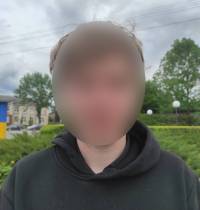 Зґвалтував та побив неповнолітню дівчину, погрожував автоматом їй та її матері: деталі справи