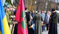 У Шепетівці провели у засвіти мужнього воїна солдата Ткачука Сергія