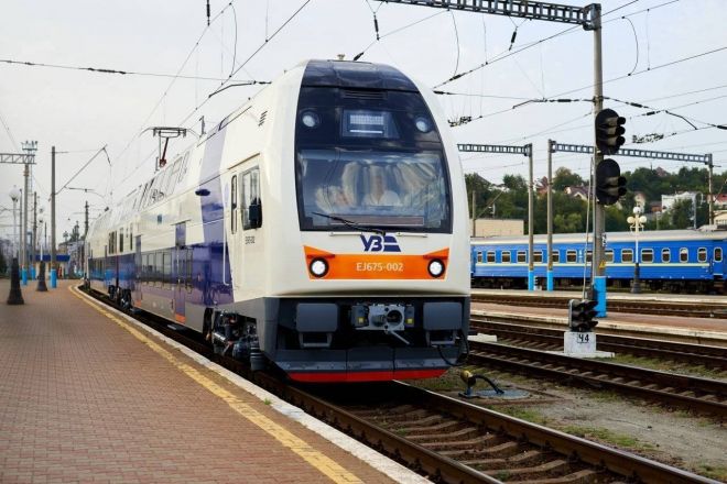 Двоповерховий поїзд Skoda зупинятиметься у Полоному та Славуті