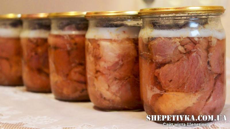 Госпіталізували через домашню тушонку: на Шепетівщині жінка захворіла на ботулізм