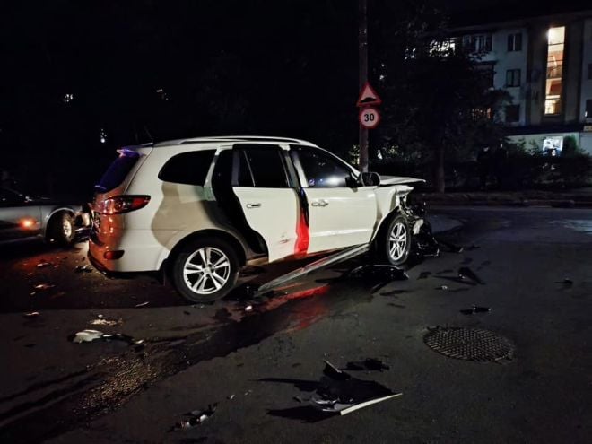 По вулиці Героїв Небесної Сотні п&#039;яний водій влетів у припарковане авто