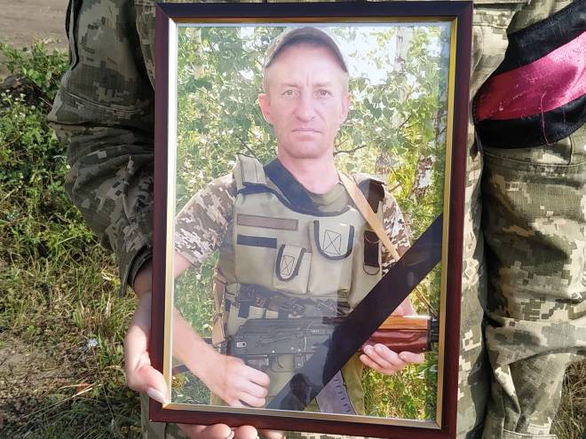 Ізяславська громада провела в останню земну дорогу 43-річного мінометника Юрія Середу