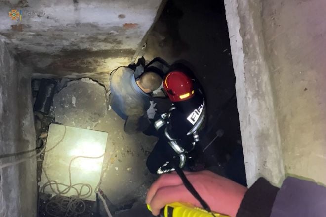У Шепетівці надзвичайники рятували чоловіка, який впав в підвал закинутої будівлі