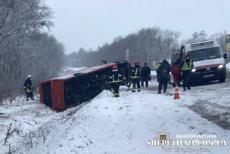 Перекинувся пасажирський мікроавтобус під кермуванням славутчанина