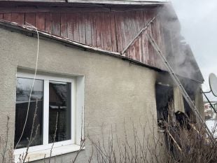 Ймовірно через пустощі дітей з вогнем горів будинок у Шепетівці