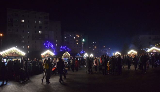 У Шепетівці відкрили різдвяний ярмарок та головну ялинку міста
