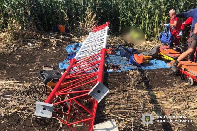 Внаслідок падіння вишки один чоловік загинув, інший — травмувався