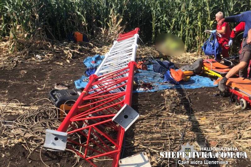 Внаслідок падіння вишки один чоловік загинув, інший — травмувався