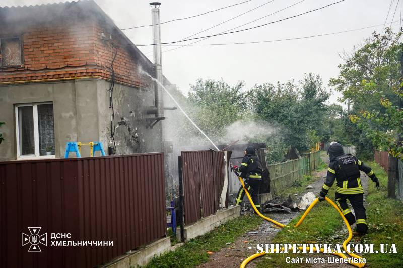 Нічна та ранкова атака на Хмельниччину: сили ППО знешкодили 12 ворожих БпЛА, у регіоні виникли пожежі та пошкодження