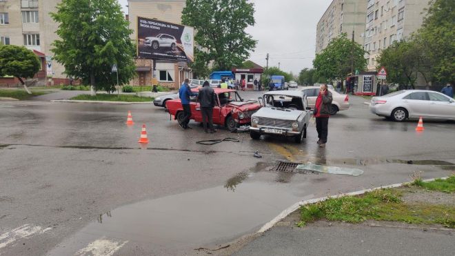 У Шепетівці не розминулись два жигулі: одного пасажира госпіталізовано