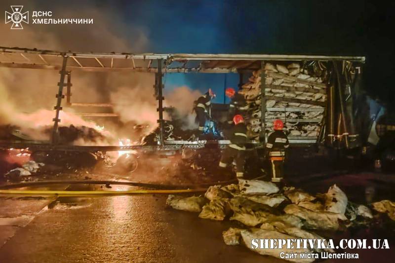 У Нетішині спалахнуло деревне вугілля прямо у вантажівці
