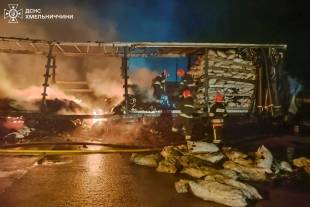 У Нетішині спалахнуло деревне вугілля прямо у вантажівці