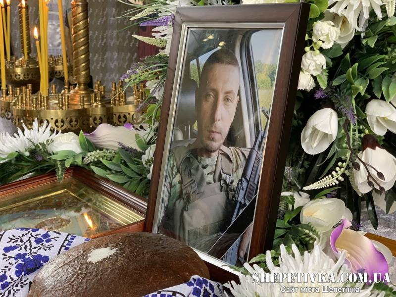 Славутська громада попрощалася із Захисником України Василем Яковчуком