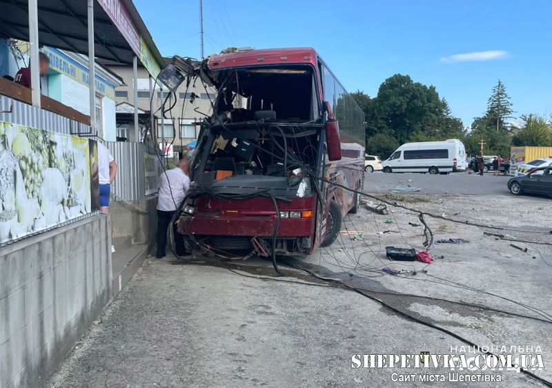 На Хмельниччині у ДТП втрапив автобус зі школярами: травмувалось 7 дітей та один дорослий