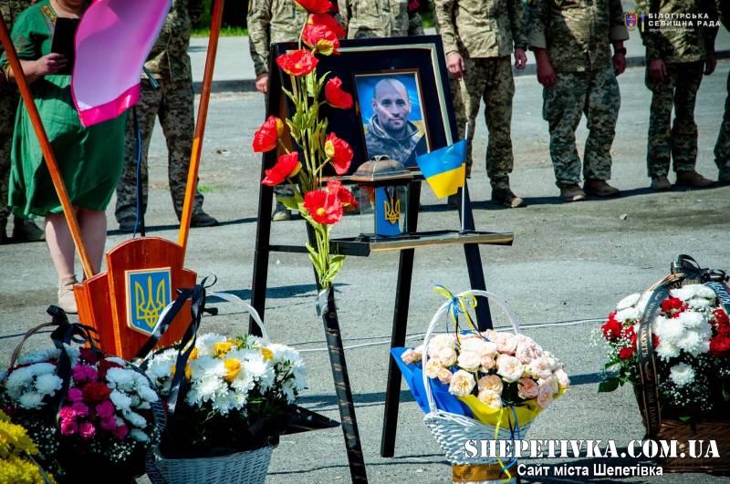 Півтора року надії та невідомості: на Шепетівщині попрощалися з 37-річним воїном Олегом Жуківським