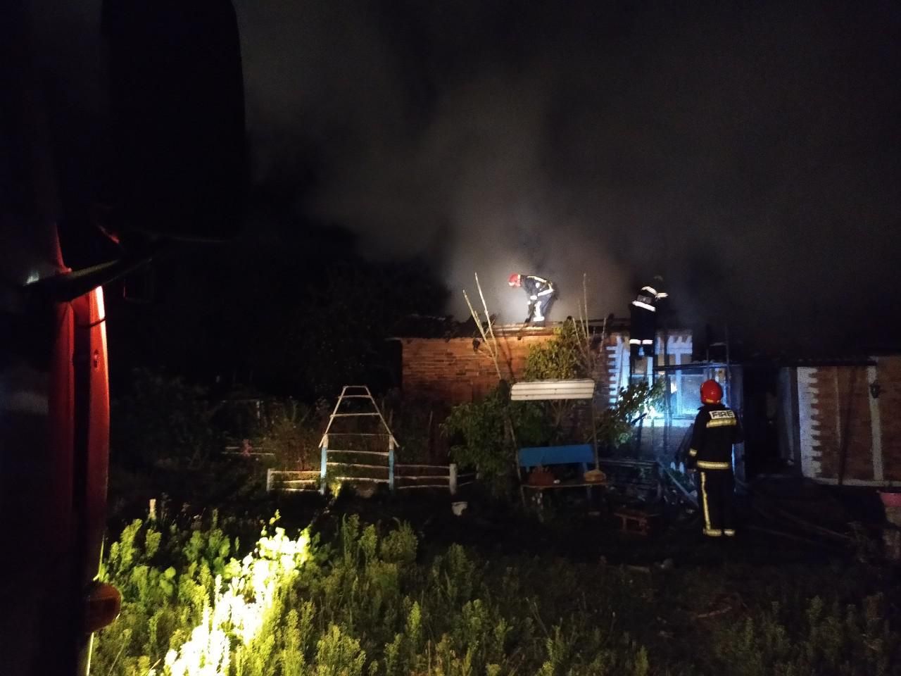 Шепетівські вогнеборці ліквідували пожежу у сусідньому районі