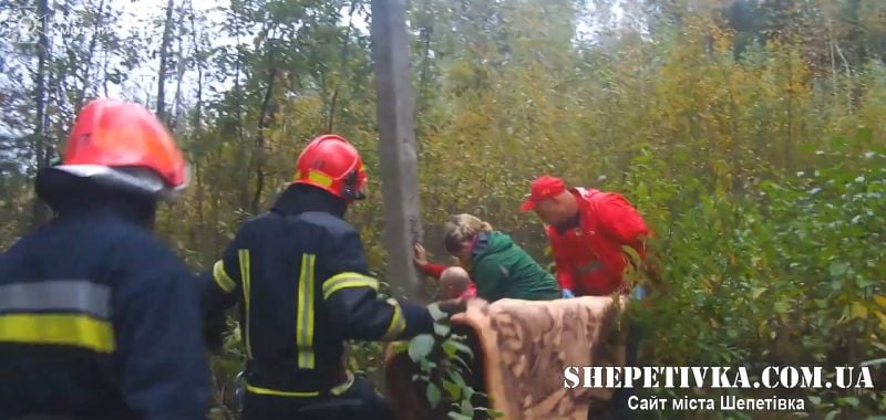 На Шепетівщині у лісі чоловіку стало зле, довелось викликати рятувальників