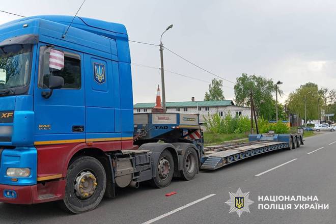 У Славуті 33-річний пішохід потрапив під колеса вантажівки