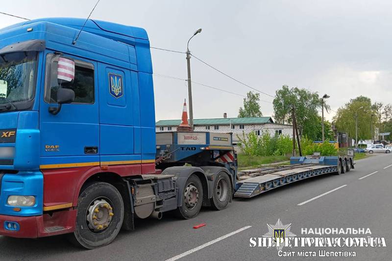У Славуті 33-річний пішохід потрапив під колеса вантажівки