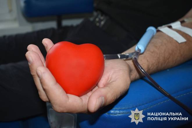 Крапля крові — шанс на життя: у Шепетівці поліцейські здали кров для поранених захисників