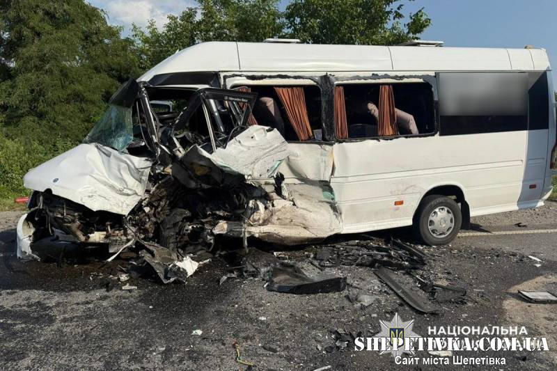 Мешканець Шепетівщини зіткнувся з бусом: травмовано 16 людей