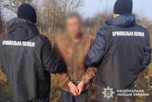 На ґрунті ревнощів одного чоловіка поранив, а іншого вбив: у Шепетівці судили військовослужбовця