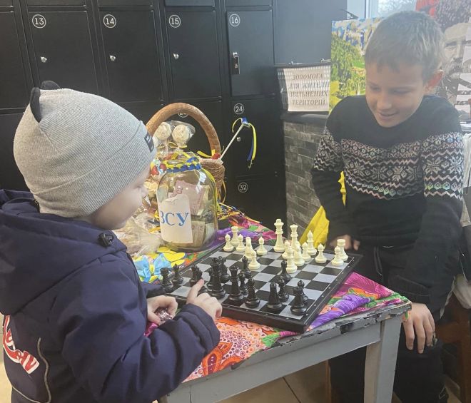 Дитячий гамбіт: у Шепетівці хлопчик збирає на армію грою в шахи