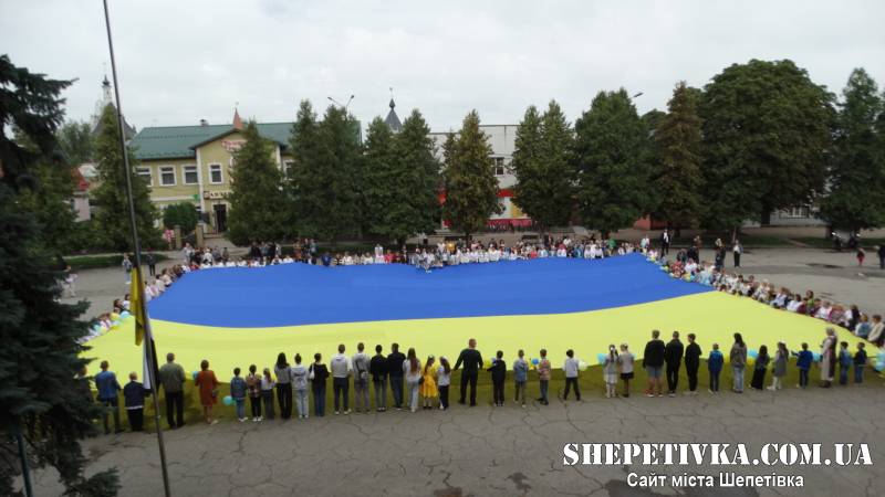 Під час святкування Дня прапора у Летичеві на жінку впав дрон (відео)