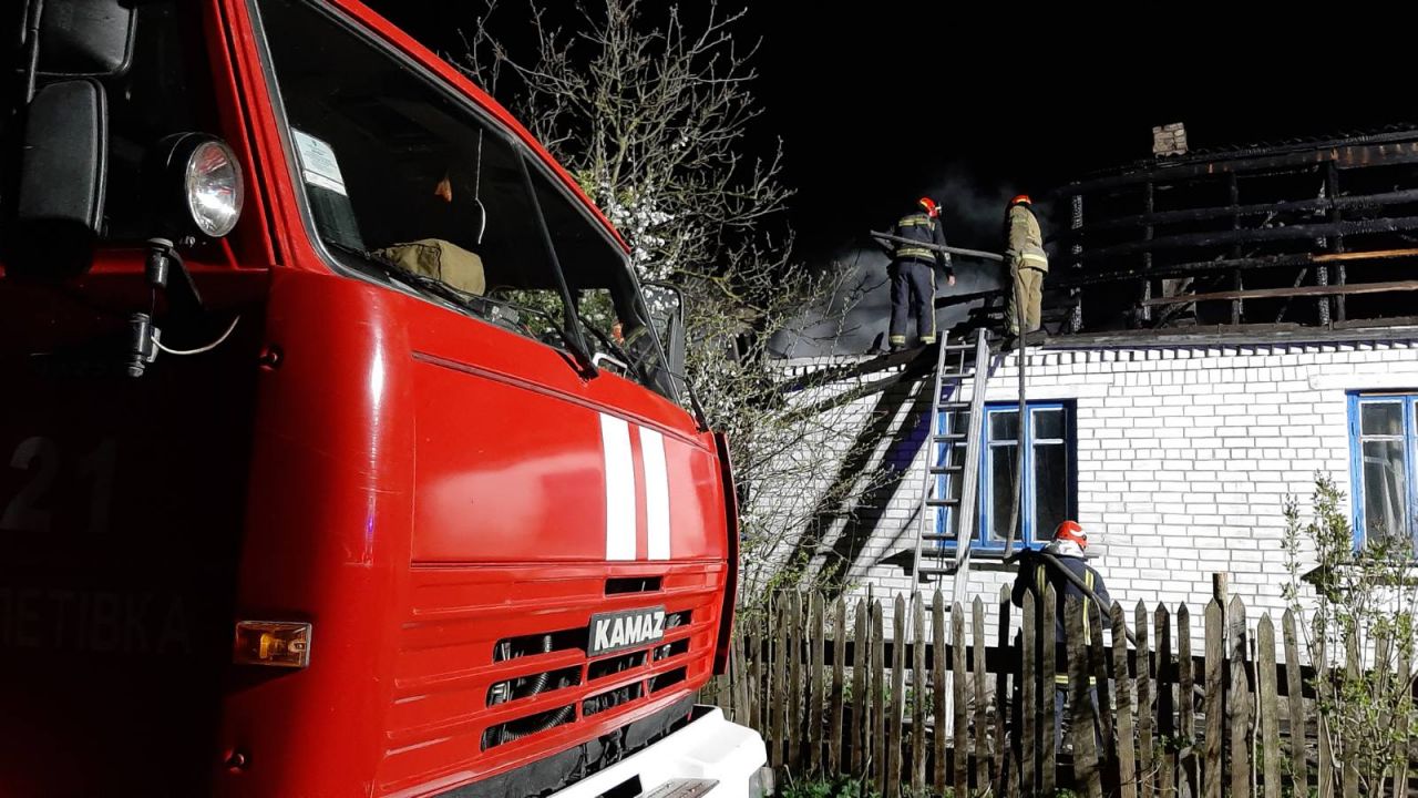 У Шепетівці вогнеборці під час гасіння пожежі будинку виявили тіло загиблого чоловіка