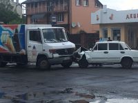 Біля Вопаку "копійка" влетіла у рефрижератор з морозивом