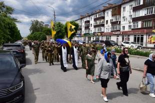 Люблячий батько та відважний воїн: у Шепетівці прощалися з азовцем Сергієм Безкоровайним
