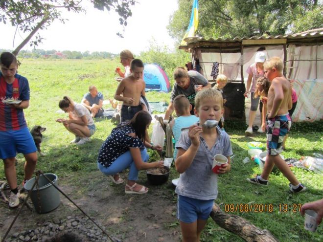 Діти разом з батьками таборувались на околицях Судилкова