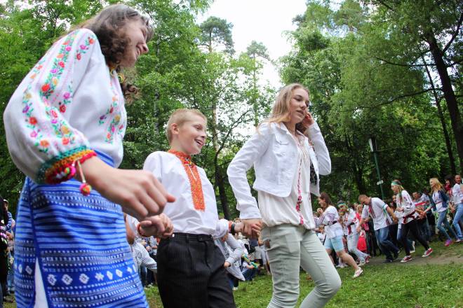 Від маршу Героїв до загальноміського феномену: історія Дня вишиванки у Шепетівці