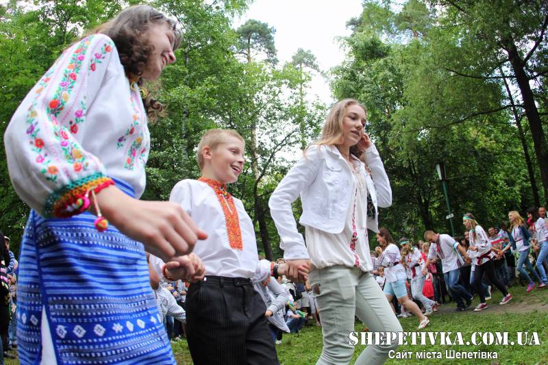 Від маршу Героїв до загальноміського феномену: історія Дня вишиванки у Шепетівці