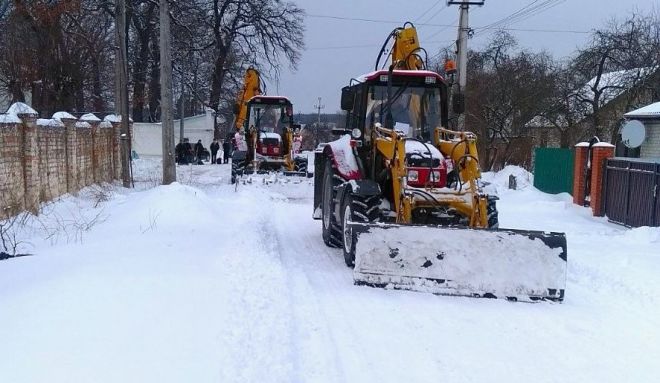 На Шепетівщині 3 добу поспіль чистять дороги від снігу