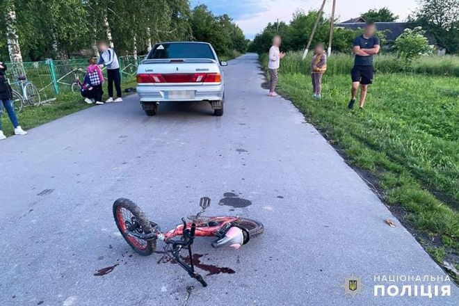 На Шепетівщині автомобілем збили 4-річного хлопчика на велосипеді