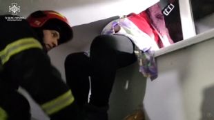 Надзвичайники рятували жінку, яка застрягла між сходовим маршем (відео)