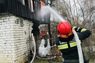 У Шепетівці вщент згоріла стара покинута баня