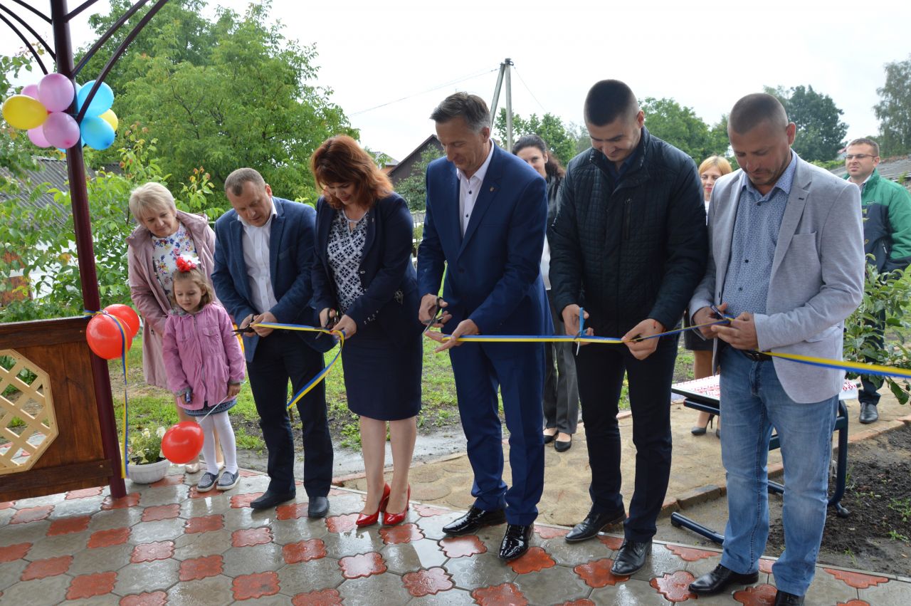 У Шепетівському міському центрі соціальної реабілітації дітей-інвалідів відкрито ігровий майданчик