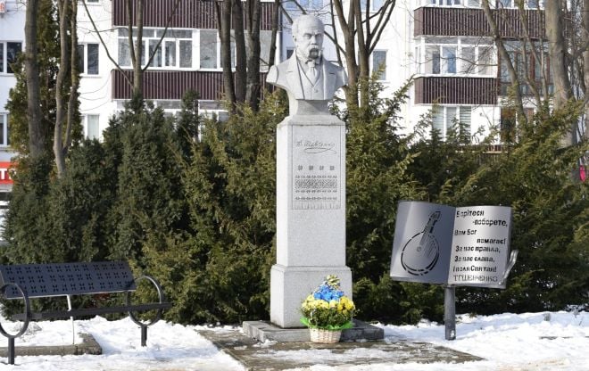 У Шепетівці в День Соборності України поклали квіти до пам’ятника Кобзарю