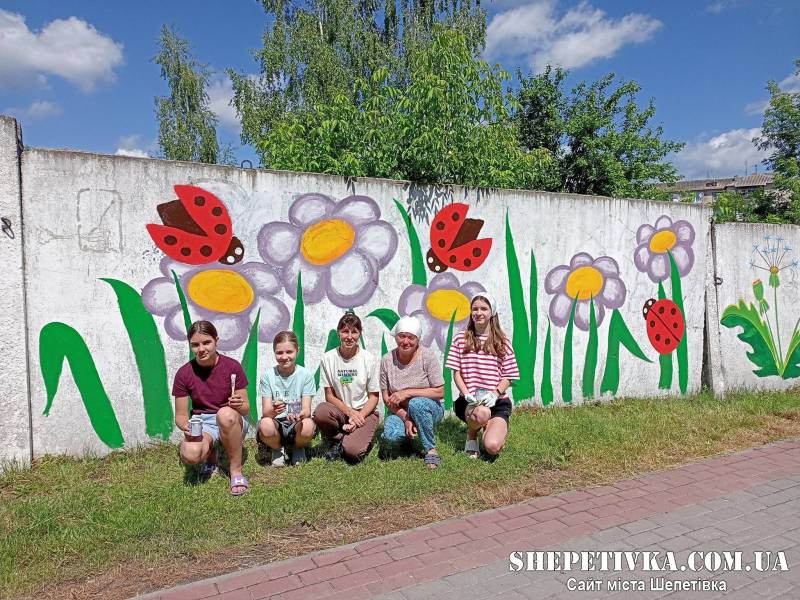 «Розмалюй світ кольорово»: вихованці школи мистецтв перетворюють сірі паркани на стріт-арт