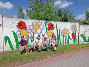 «Розмалюй світ кольорово»: вихованці школи мистецтв перетворюють сірі паркани на стріт-арт