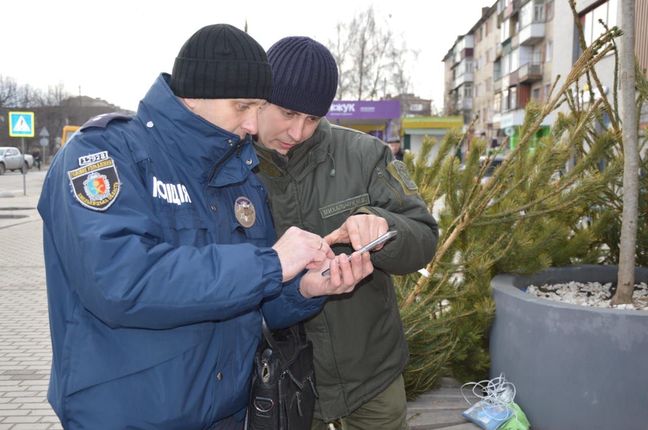 На Шепетівщині поліцейські провели рейди по місцях торгівлі новорічними ялинками