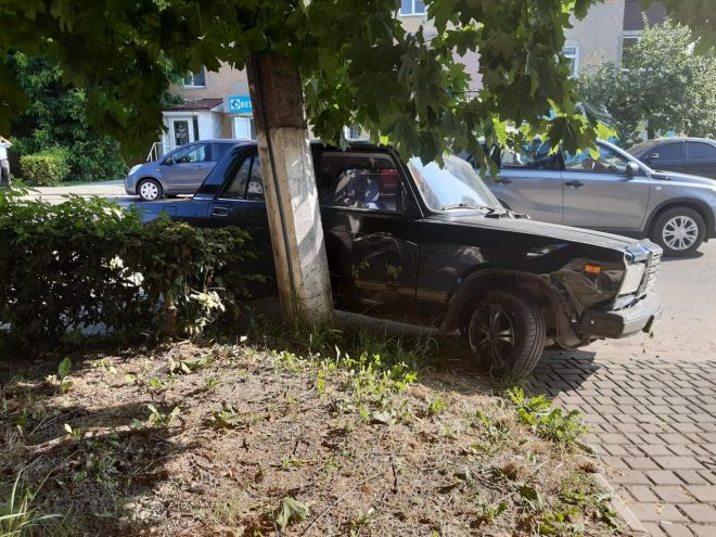 16-річний шепетівчанин у Ізяславі викрав автобіль та зіткнувся з деревом