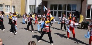 День дитинства продовжили святкувати на площі перед будинком культури