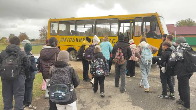 Для шкільних автобусів на Шепетівщині не вистачає пального: як вирішують проблему батьки та школи