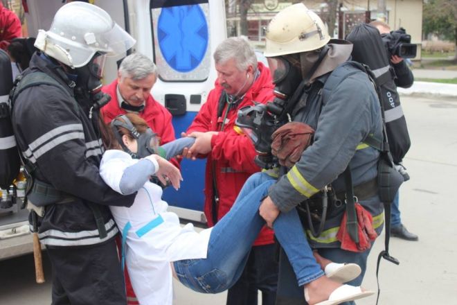 У Шепетівському медичному училищі рятувальники вчилися ліквідовувати умовну пожежу