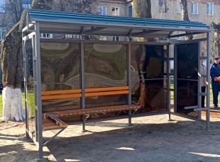 У Шепетівці розпочали оновлення автобусних зупинок