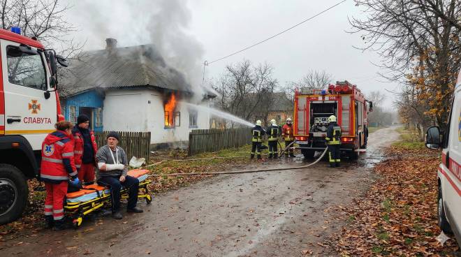 У Славуті горів житловий будинок, травмувався чоловік