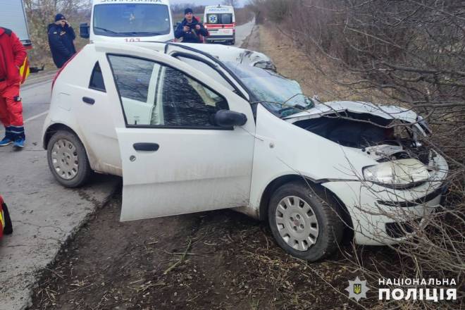 На Шепетівщині автомобіль влетів у дерево: водій загинув